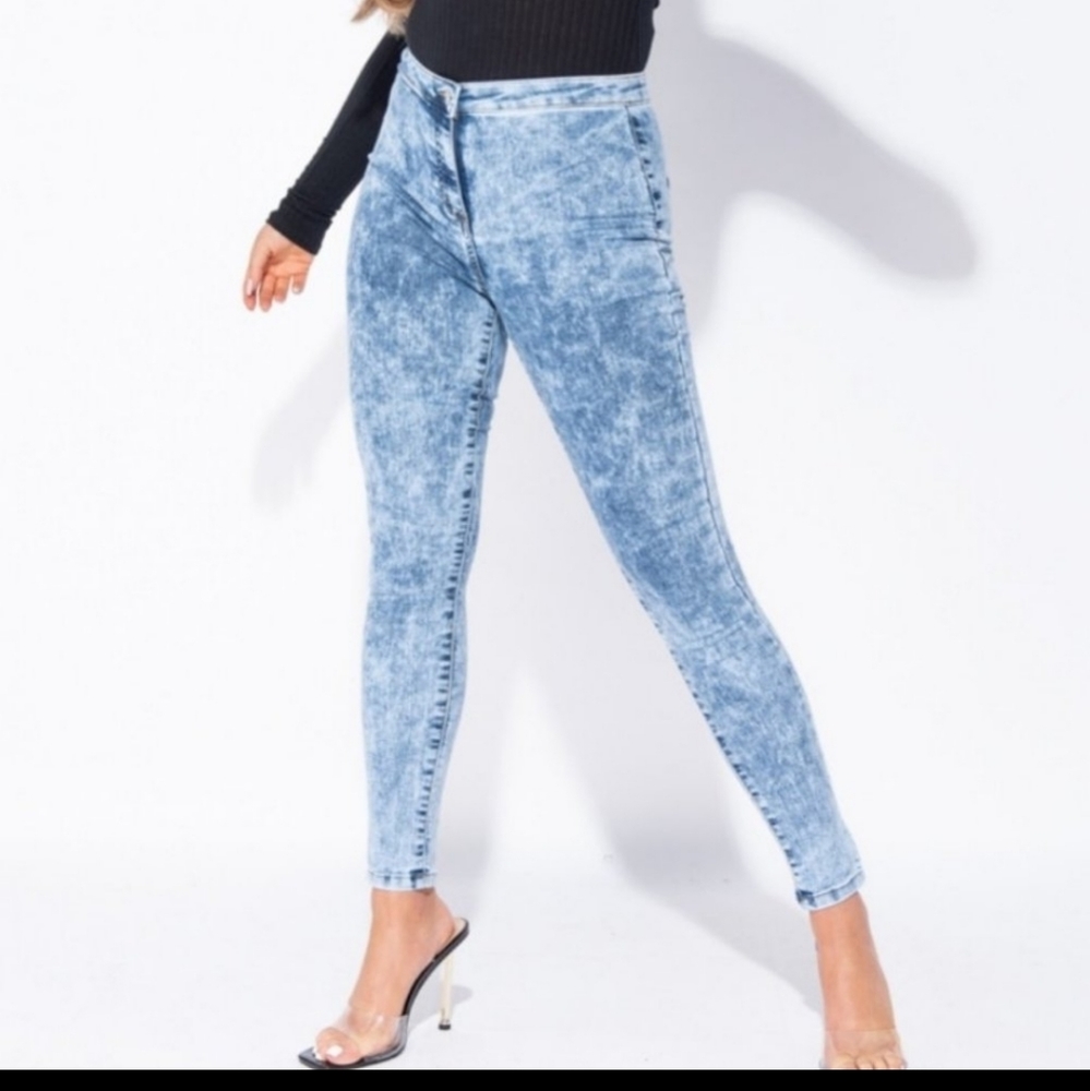 Acid washed jeggings.